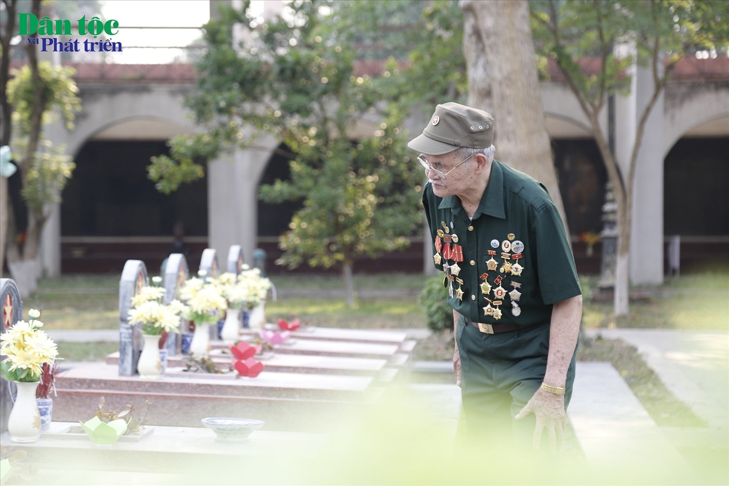 Ông Bùi Kim Điều tìm lại những người bạn đã cùng chiến đấu với mình năm xưa.