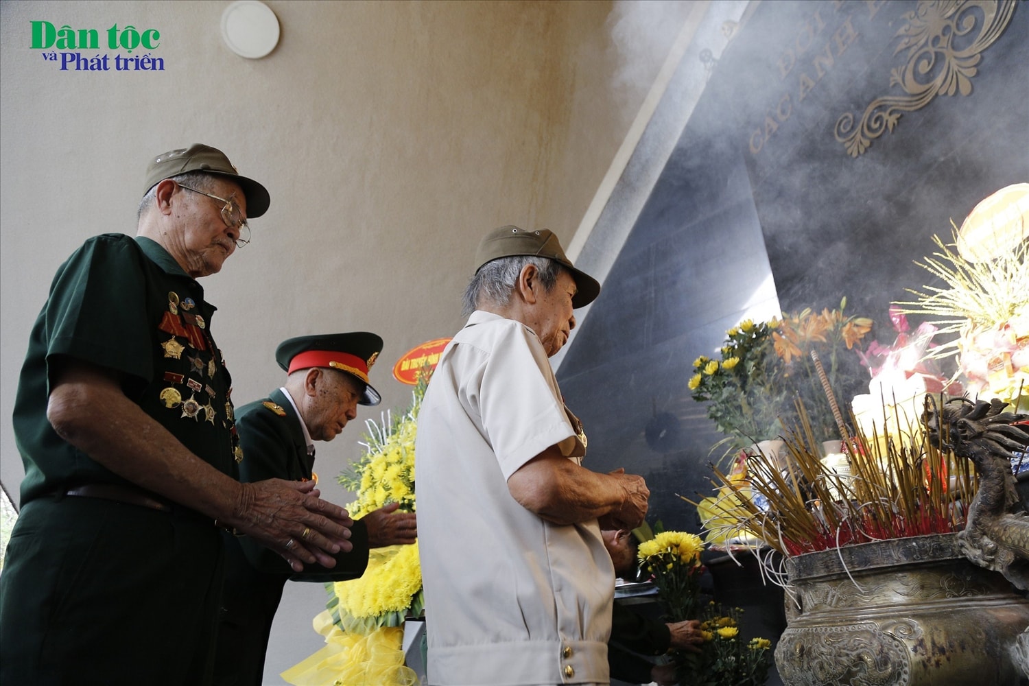Tại Nghĩa trang liệt sĩ A1, những này này, nhiều đoàn cựu chiến binh từng tham gia chiến đấu tại Chiến dịch Điện Biên Phủ năm 1954 đã trở về với mảnh đất lịch sử, để thắp những nén hương cho đồng đội, những người đã không tiếc xương máu và tuổi xuân, chiến đấu cho độc lập dân tộc và tự do cho Tổ quốc.