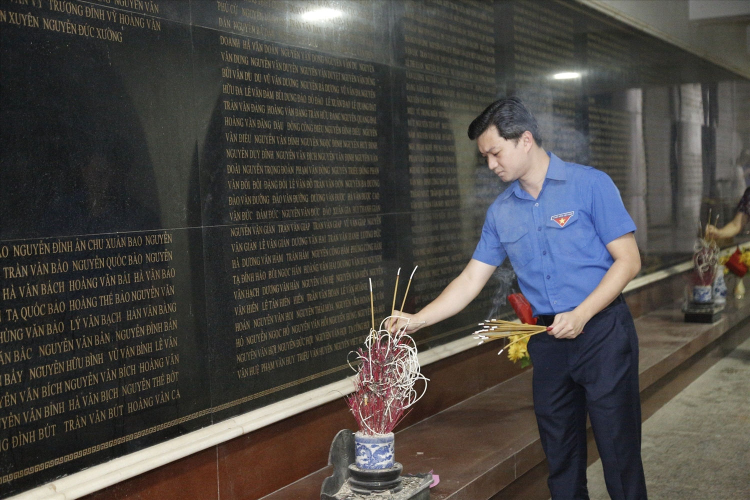 Anh Nguyễn Minh Triết, Bí thư Trung ương Đoàn, Chủ tịch Hội Sinh viên Việt Nam thắp hương tưởng niệm tại Nghĩa trang liệt sĩ A1.