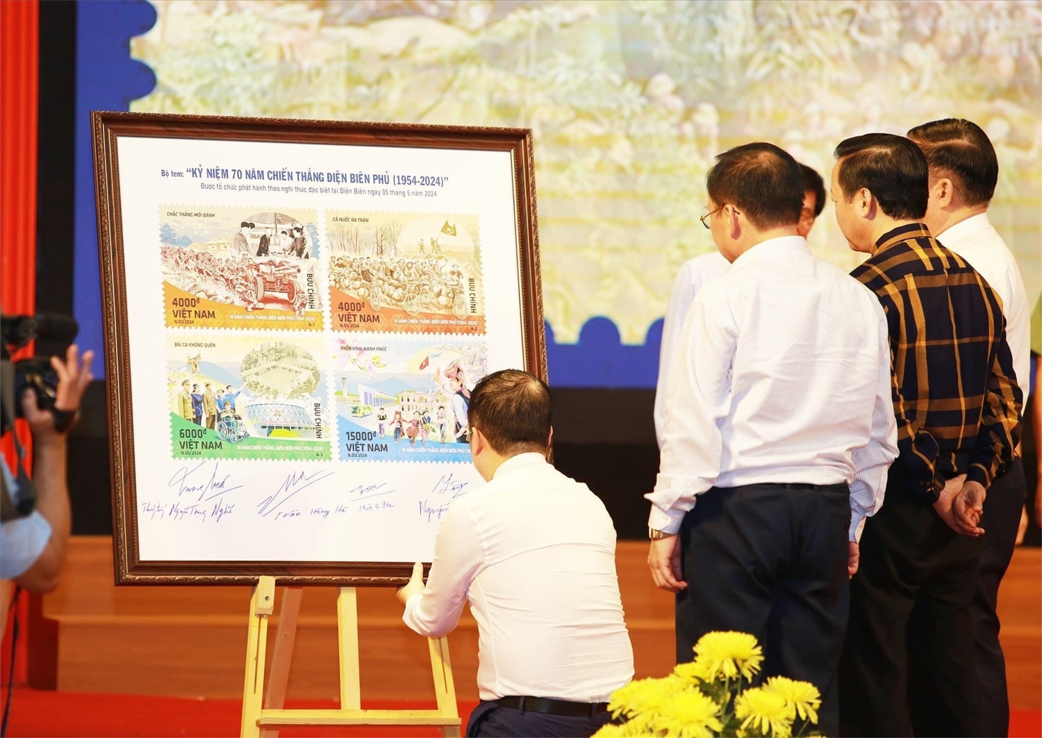 Các đồng chí lãnh đạo Đảng, Nhà nước và tỉnh Điện Biên ký tên lưu niệm