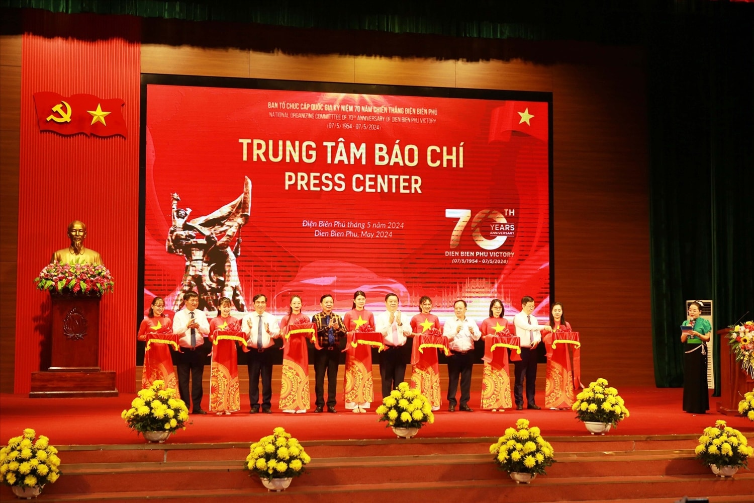 Các đại biểu cắt băng khai trương Trung tâm Báo chí Kỷ niệm 70 năm Chiến thắng Điện Biên Phủ 