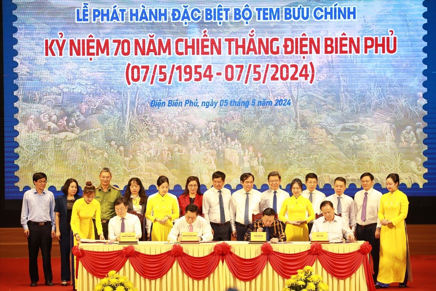 Các đại biểu thực hiện nghi thức ký lưu niệm và đóng dấu phát hành đặc biệt Bộ tem bưu chính kỷ niệm 70 năm Chiến thắng Điện Biên Phủ.