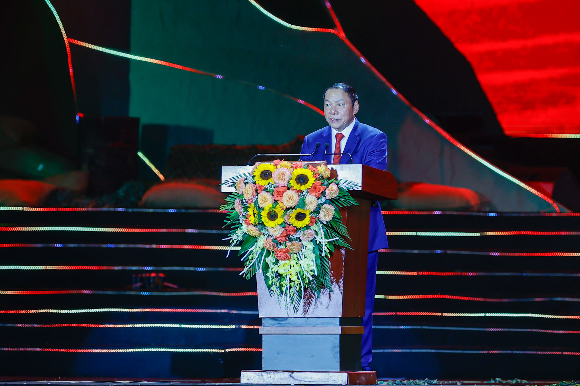 Theo Bộ trưởng Bộ Văn hoá, Thể thao và Du lịch Nguyễn Văn Hùng, bằng ngôn ngữ, hình tượng, thủ pháp nghệ thuật độc đáo, Chương trình nghệ thuật đặc biệt 