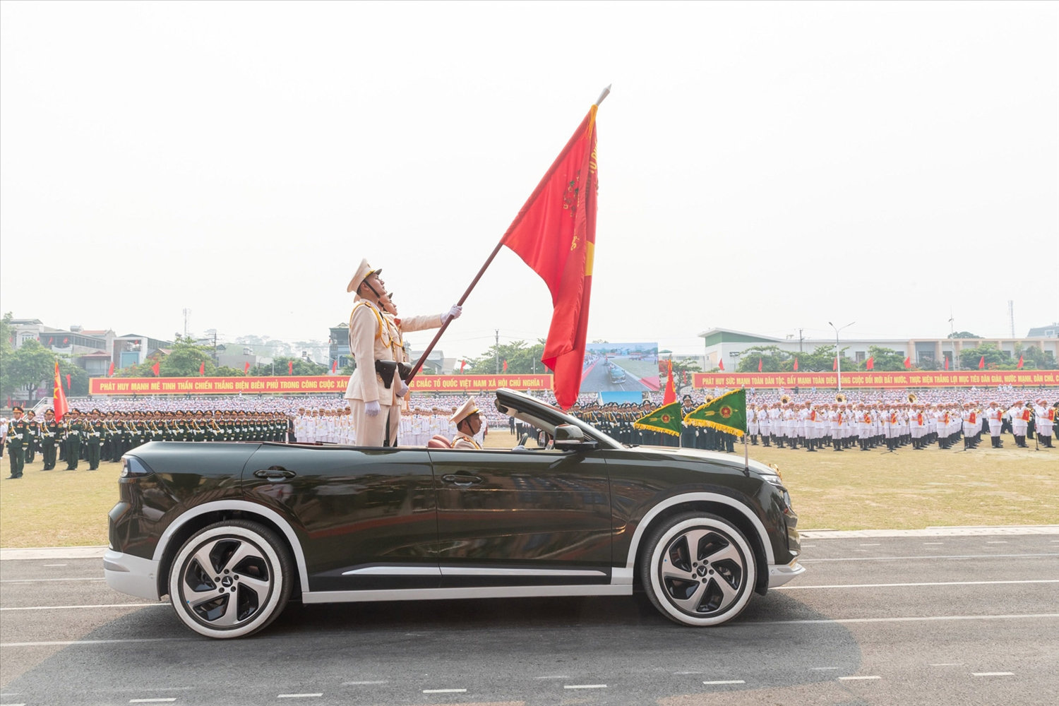 Những chiếc xe của lực lượng Công an nhân dân được sơn màu đen với nội thất đỏ.
