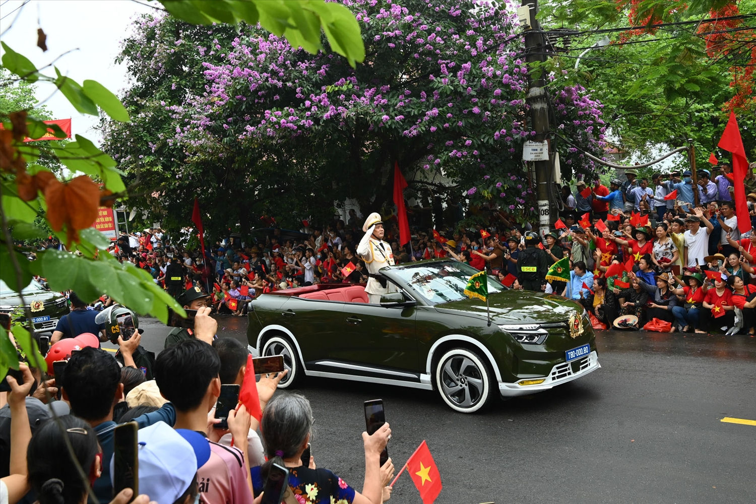 Phần cản trước, cản sau, ốp 2 bên thân xe hay hốc lốp cũng như bánh xe được sơn màu trắng gợi nhớ tới hình ảnh những chiếc xe chiến đấu trên chiến trường năm xưa.