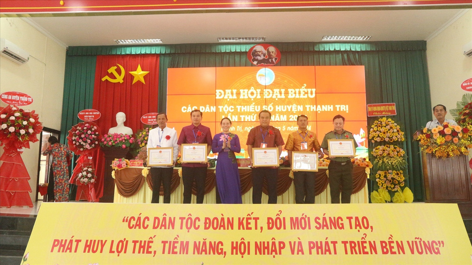 Bà Huỳnh Thị Diễm Ngọc, Phó chủ tịch UBND tỉnh Sóc Trăng trao  Bằng Khen của Chủ tịch UBND đến các cá nhân 