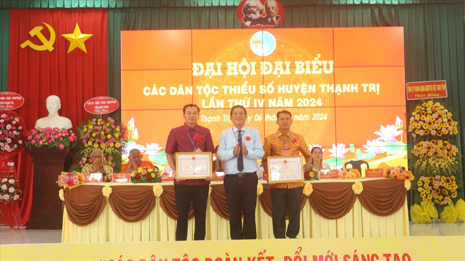 Ông Dương Sà Kha, Trưởng Ban Dân vận, Chủ tịch Uỷ Ban MTTQ Việt Nam tỉnh, Phó Ban Chỉ đạo Đại hội cấp tỉnh Sóc Trăng  trao Bằng Khen của Chủ tịch UBND đến 2 tập thể  và Bảng tượng trưng 2 căn nhà Đại đoàn kết 