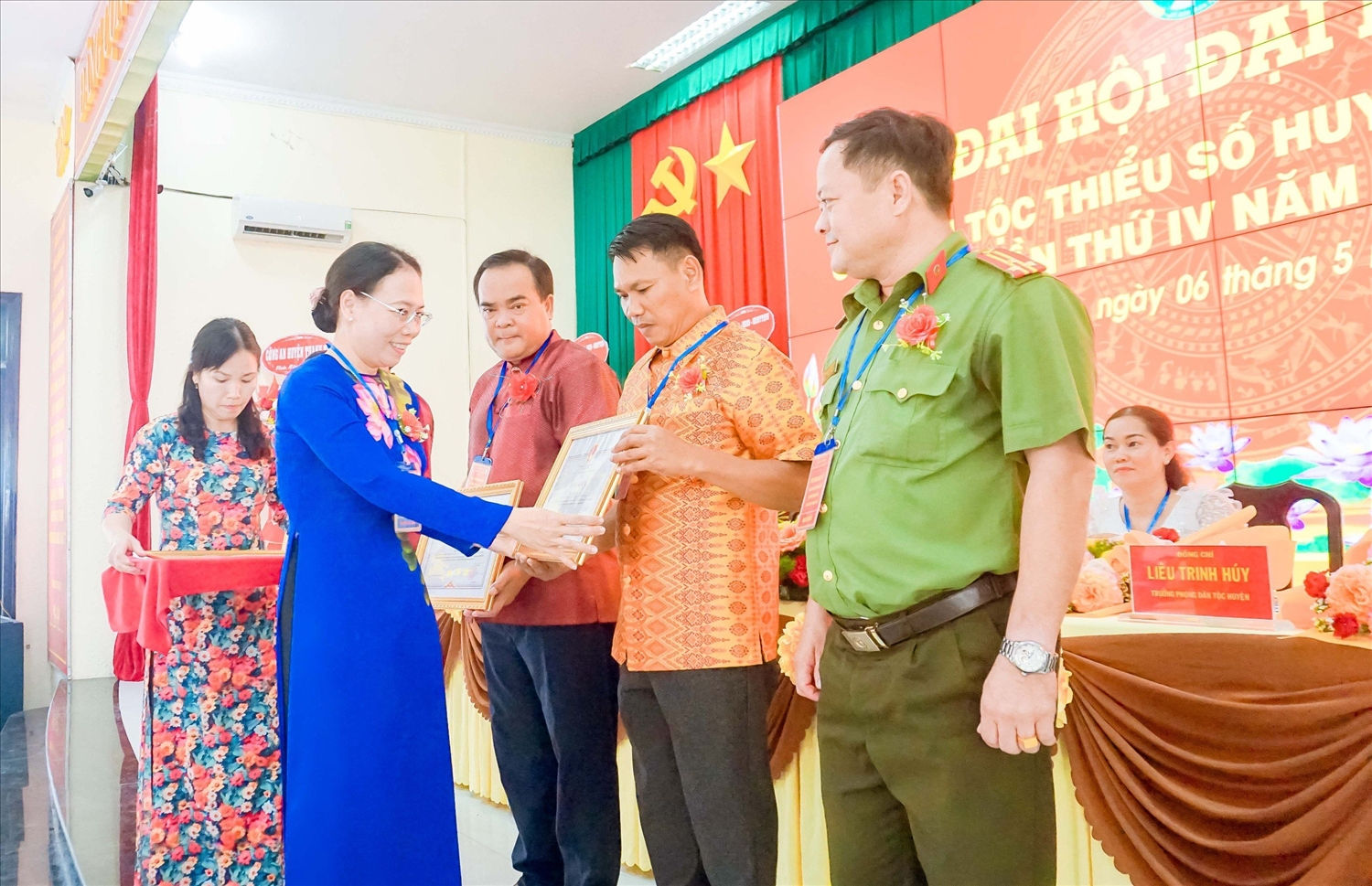 Bà Huỳnh Thị Diễm Ngọc, Phó chủ tịch UBND tỉnh Sóc Trăng trao  Bằng Khen của Chủ tịch UBND đến các  tập thể 