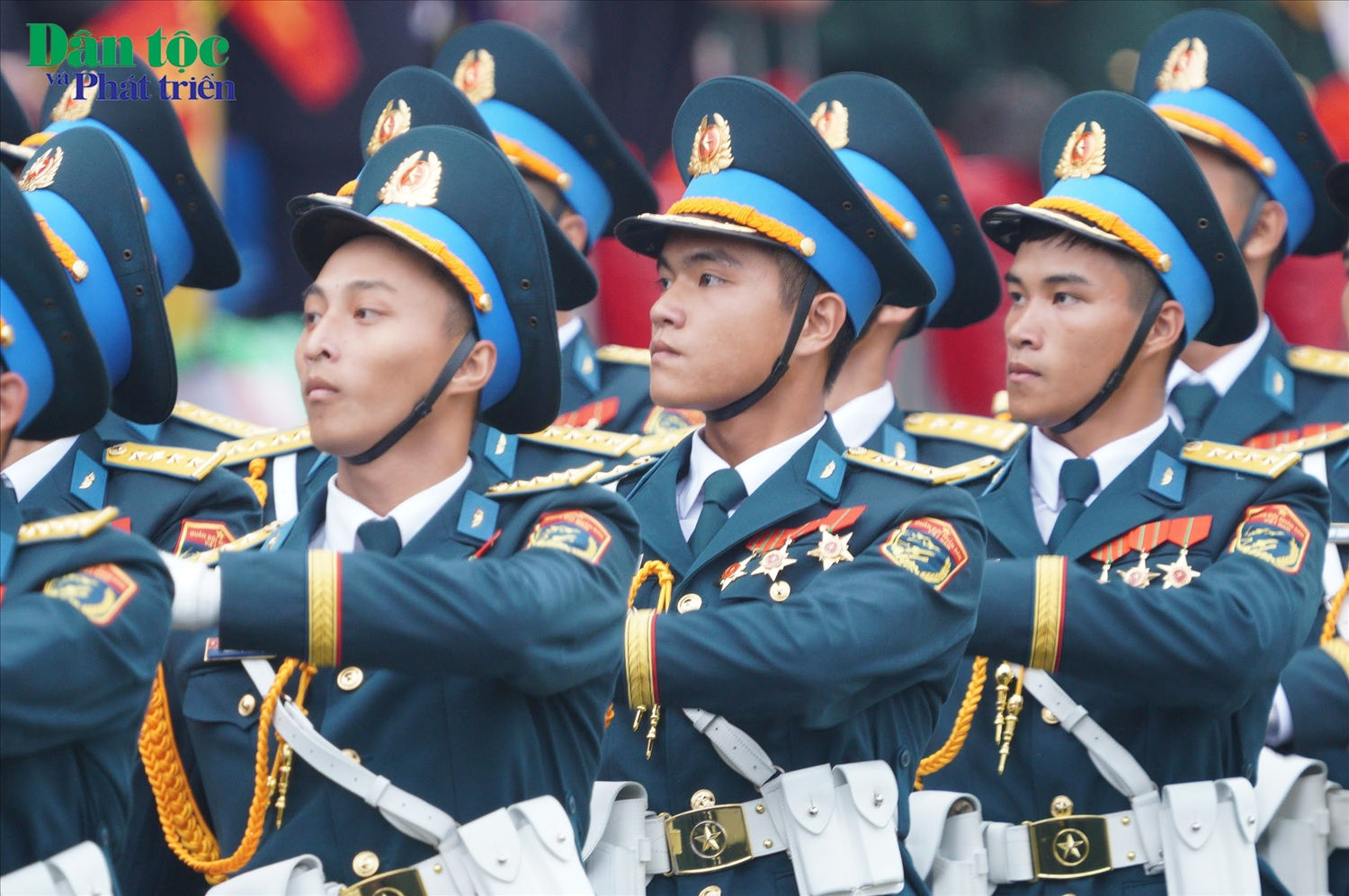 Khối sĩ quan Phòng không - Không quân tiến vào lễ đài. Trong Chiến dịch Điện Biên Phủ, bộ đội Phòng không bắn rơi 52 máy bay Pháp. Tháng 12/1972, bộ đội Phòng không - Không quân cùng quân và dân miền Bắc bắn rơi 82 máy bay Mỹ, trong đó có 34 chiếc B.52, góp phần làm nên Chiến thắng 