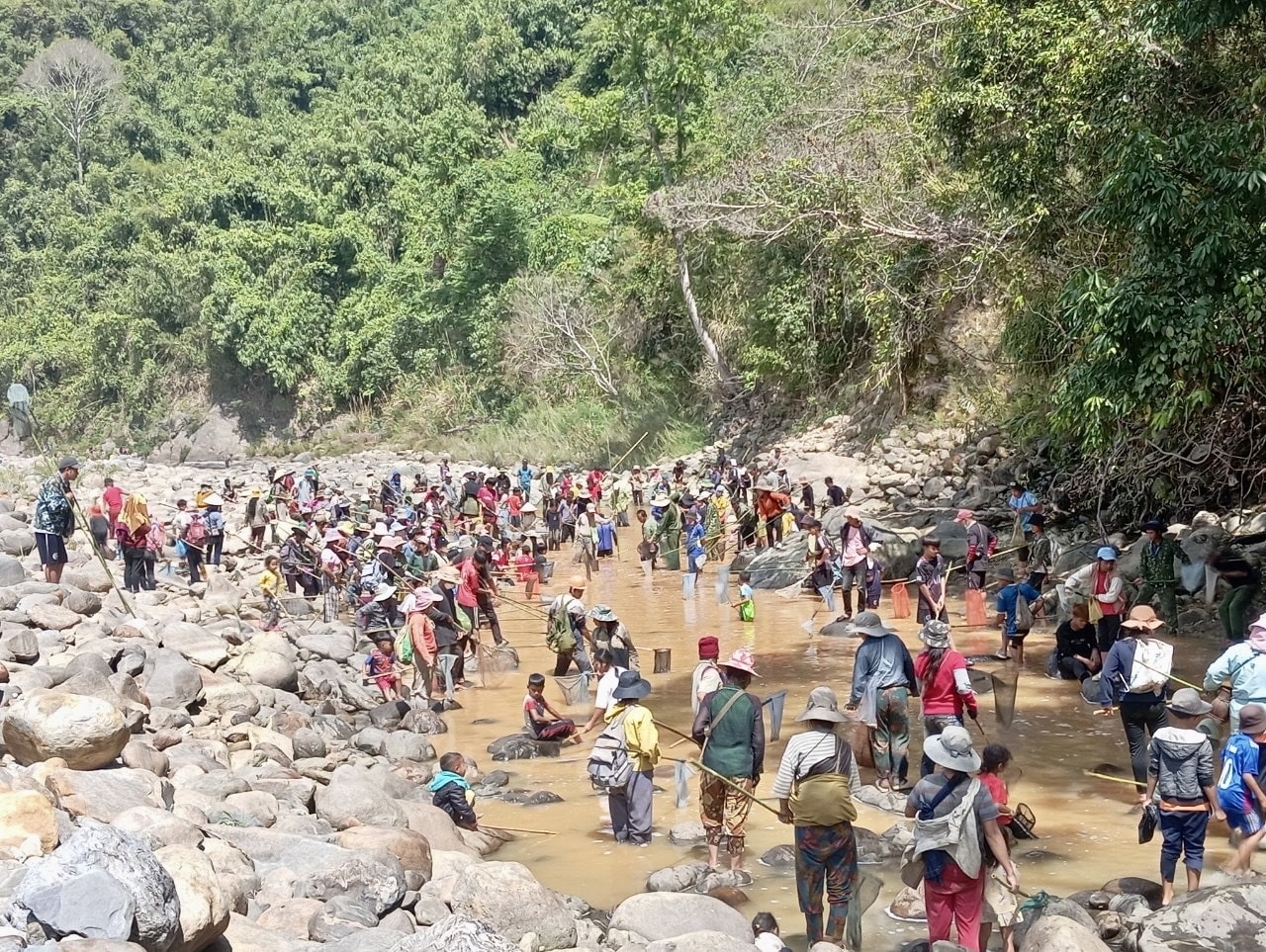 Đồng bào Gié Triêng ở thôn Kon Riêng, xã Đăk Choong cùng nhau bắt cá ở suối Đăk Mi Đồng bào Gié Triêng ở thôn Kon Riêng, xã Đăk Choong luôn duy trì việc bắt cá ở suối Đăk Mi vào dịp đầu năm mới