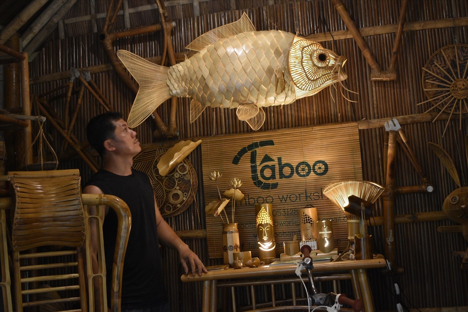 Anh Tân bên những sản phẩm độc đáo làm từ tre