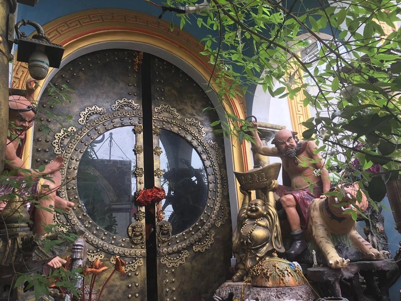 Phía trước cổng ngôi nhà đặt hàng chục các bức tượng lớn nhỏ. Phía trước cổng ngôi nhà đặt hàng chục các bức tượng lớn nhỏ.