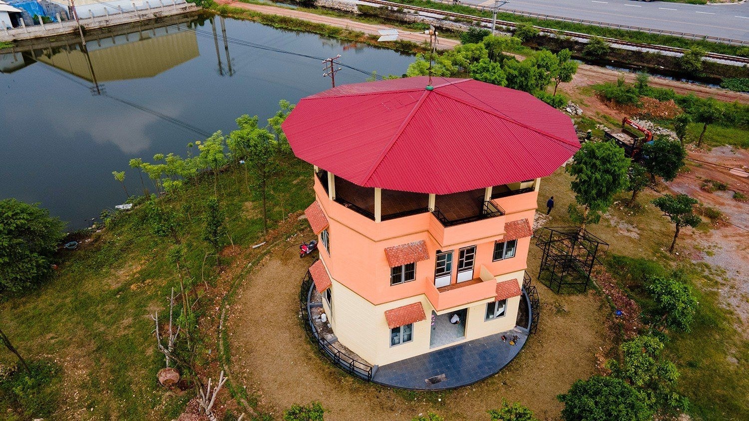Ngôi nhà hình bát giác của ông Lượng có thể xoay 360 độ Ngôi nhà hình bát giác của ông Lượng có thể xoay 360 độ