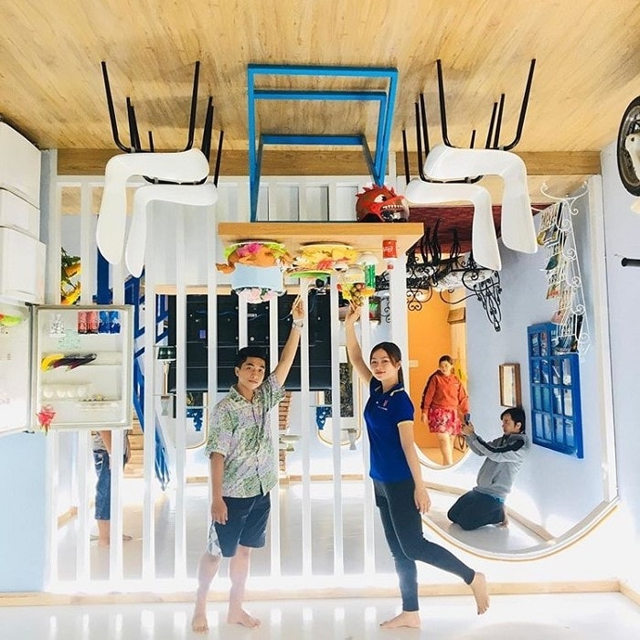 Bên trong ngôi nhà, nội thất cũng đều úp ngược Bên trong ngôi nhà, nội thất cũng đều úp ngược