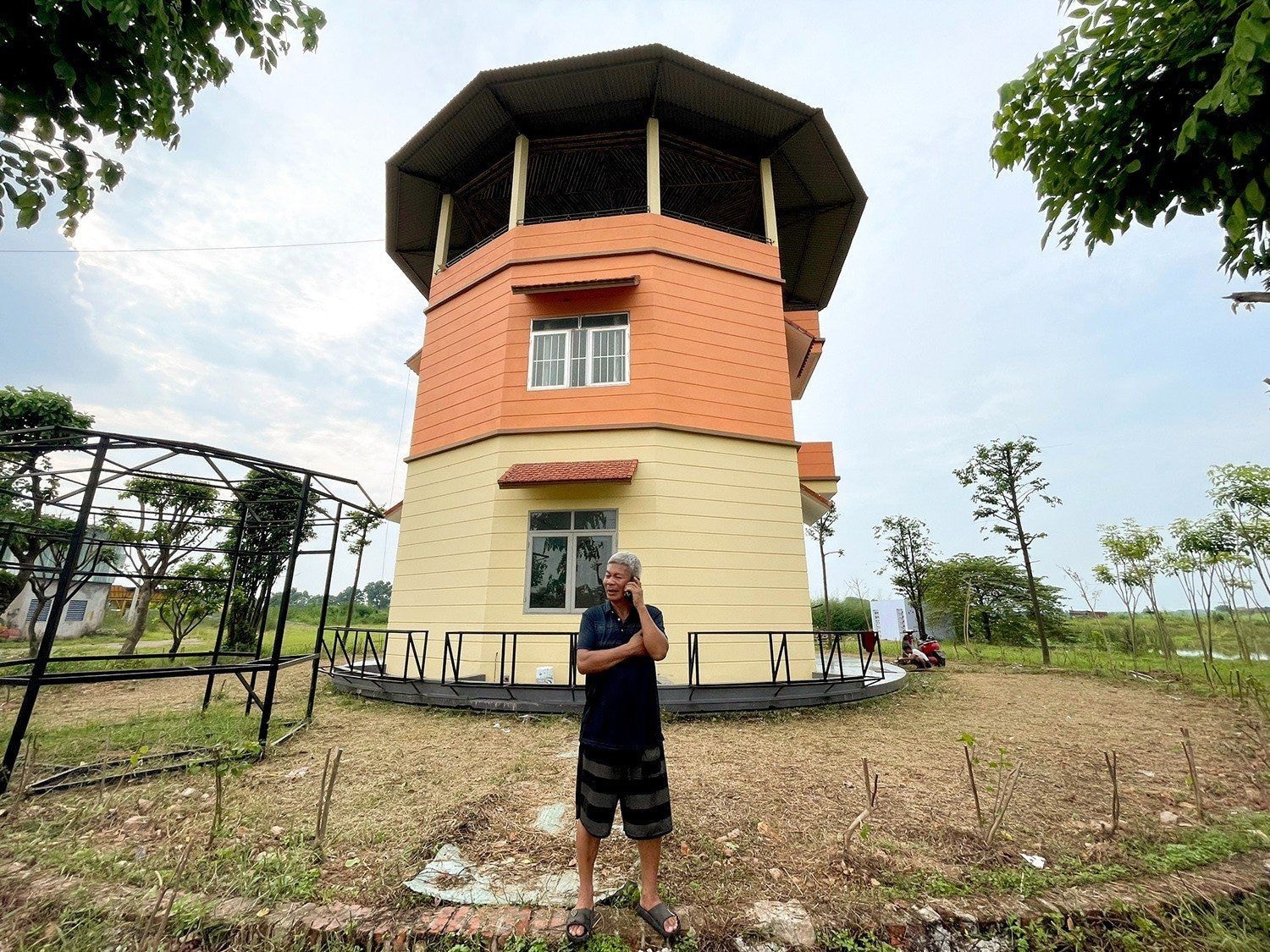 Ông Nguyễn Văn Lượng, chủ nhân thiết kế ngôi nhà Ông Nguyễn Văn Lượng, chủ nhân thiết kế ngôi nhà xoay