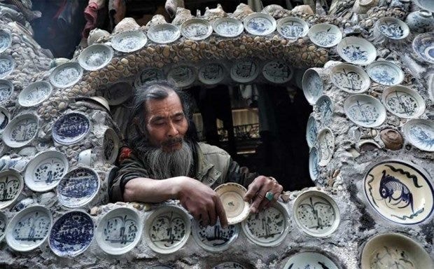 Ông Nguyễn Văn Trường gắn đĩa gốm cổ lên tường nhà Ông Nguyễn Văn Trường gắn đĩa gốm cổ lên tường nhà