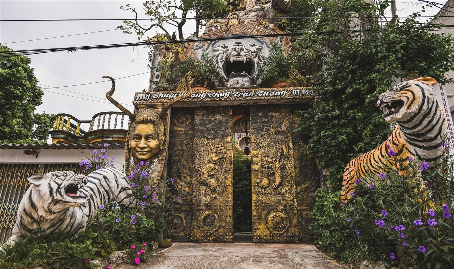 Mặt tiền “Ngôi nhà hang động” của anh Trần Văn Tưởng ở Hưng Yên Mặt tiền “Ngôi nhà hang động” của anh Trần Văn Tưởng ở Hưng Yên