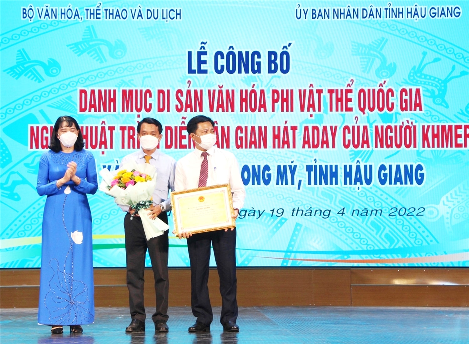 Đại diện xã Xà Phiên và huyện Long Mỹ nhận Bằng chứng nhận nghệ thuật trình diễn dân gian hát Aday là Di sản văn hóa phi vật thể quốc gia Đại diện xã Xà Phiên và huyện Long Mỹ nhận Bằng chứng nhận nghệ thuật trình diễn dân gian hát Aday là Di sản văn hóa phi vật thể quốc gia