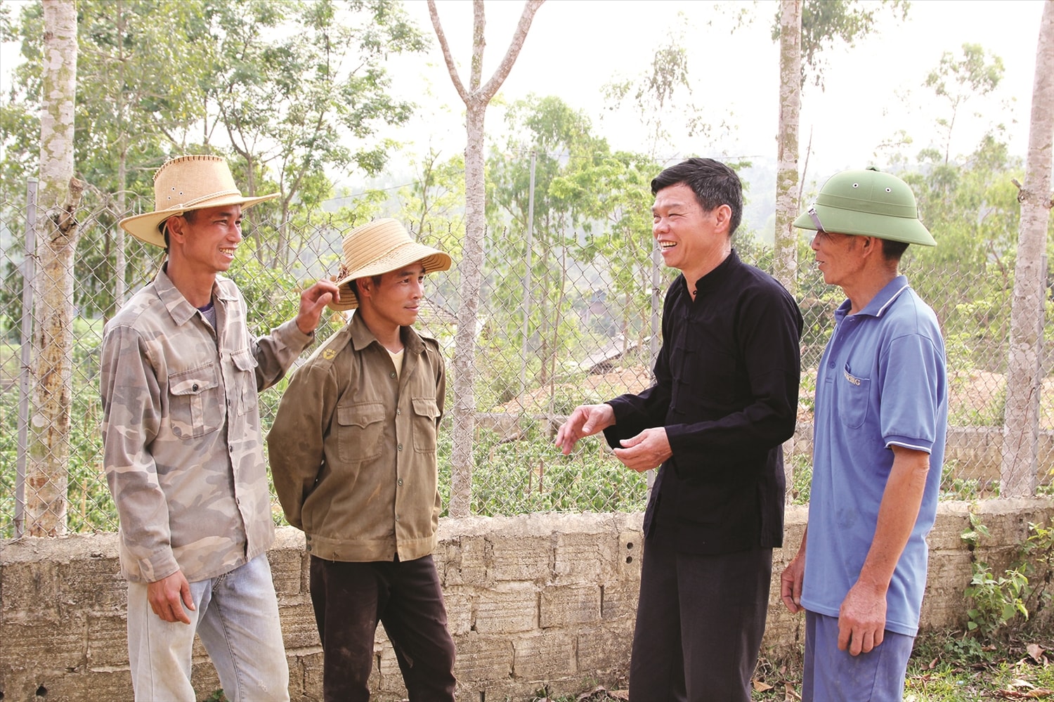 Ông Vàng Văn Suồn (thứ 2 từ phải qua) đang tuyên truyền cho bà con bản Ngà về các chủ trương, chính sách của Đảng, Nhà nước