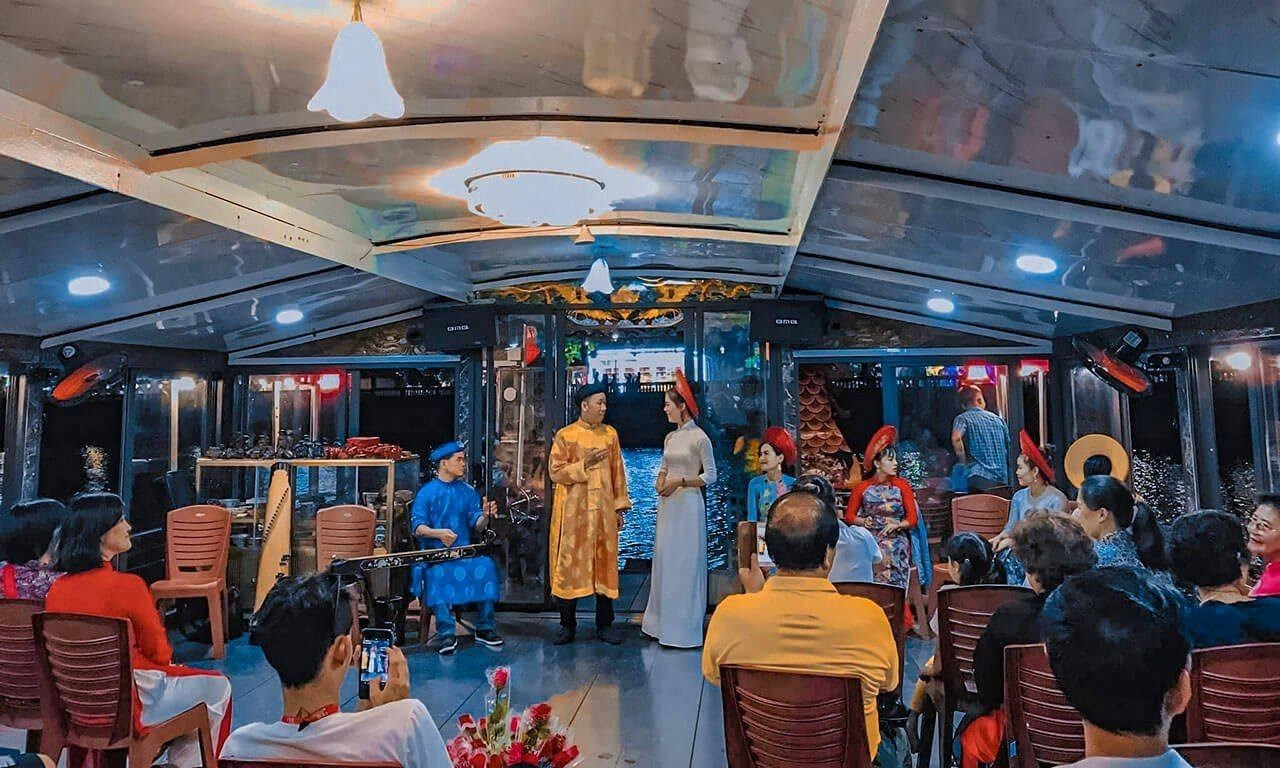 Biểu diễn ca Huế trên sông Hương phục vụ khách du lịch
