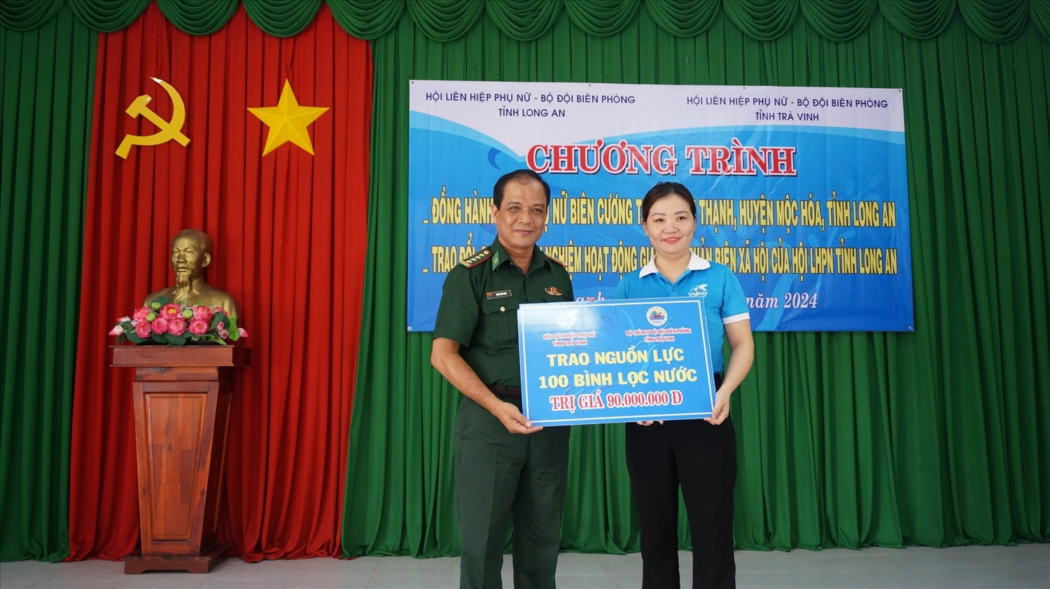 Đai tá Trần Văn Oanh - Phó Chính ủy Bộ đội Biên phòng tỉnh Trà Vinh trao bảng tượng trưng Bình Lọc nước thuộc. Chương trình Đồng hành cùng phụ nữ biên cương 