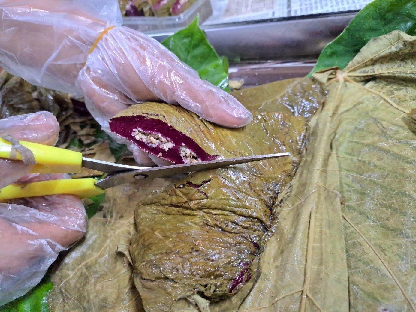 Bánh chứng kiến có giá khoảng 20.000 – 30.000 đồng/chiếc hoặc 70.000 – 90.000 đồng/hộp. Ảnh: NVCC.