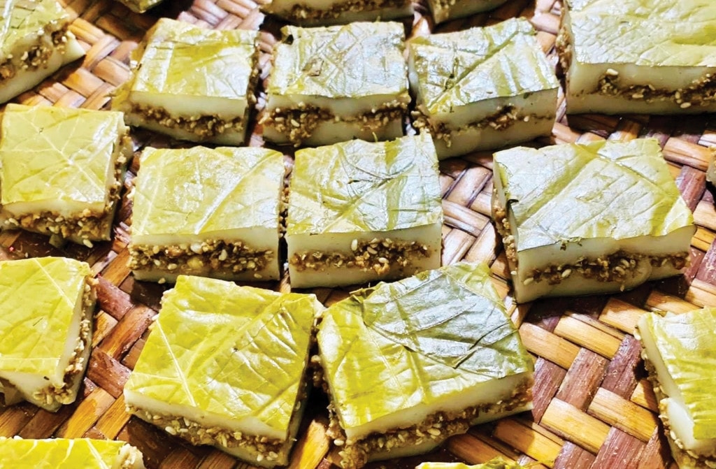 Bánh trứng kiến là món ăn độc đáo của người dân Cao Bằng.