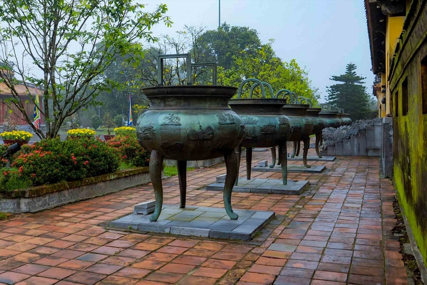 “Cửu đỉnh – Hoàng cung Huế” do vua Minh Mạng ra lệnh đúc vào năm 1835.