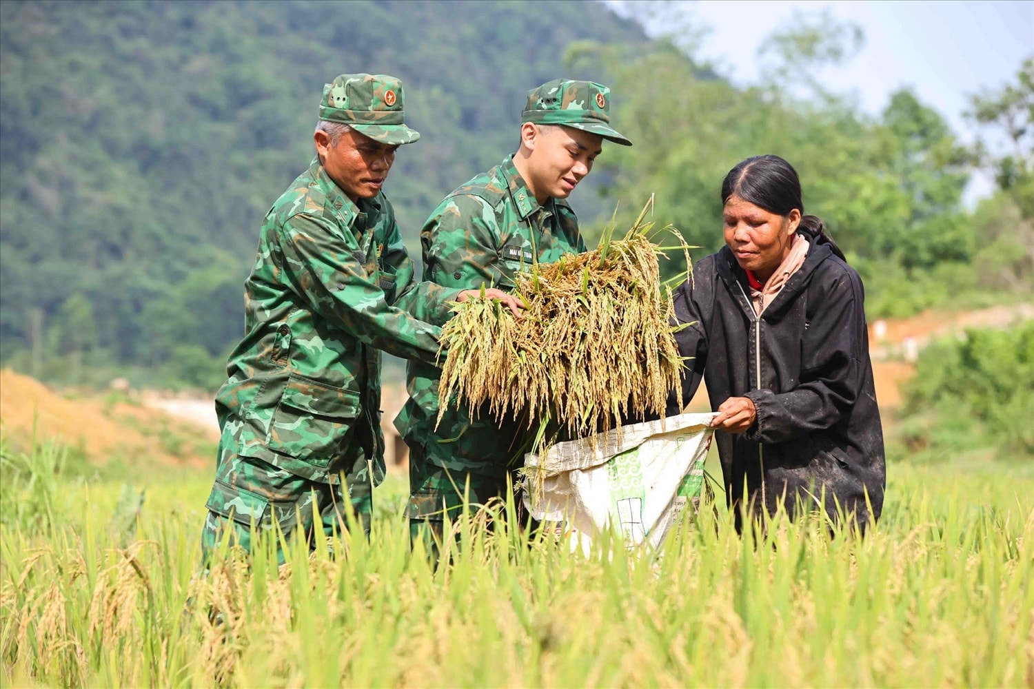 Tình đoàn kết Quân - Dân được kết chặt