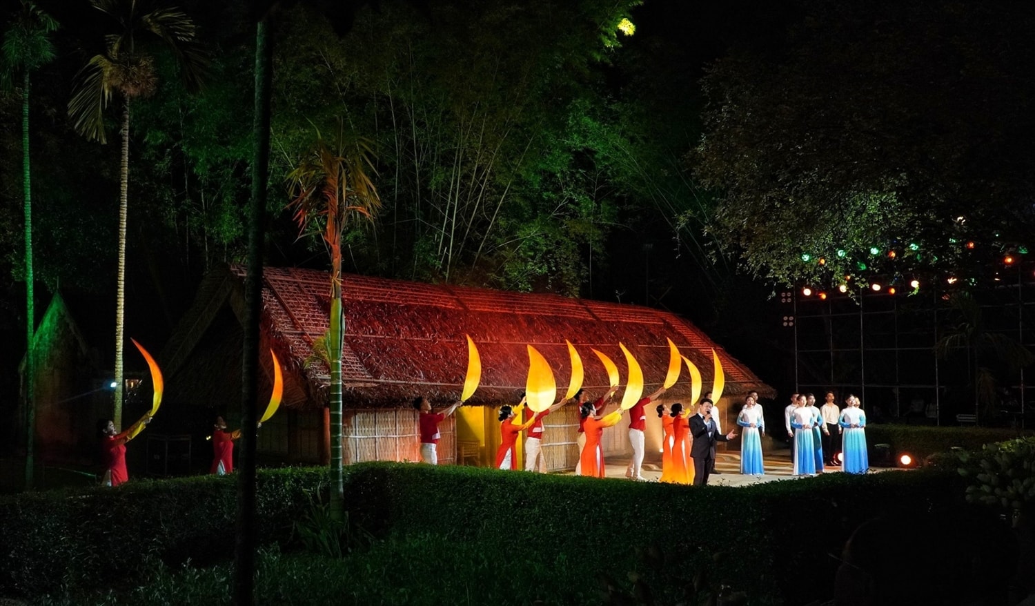 Cầu truyền hình “Làng Sen nuôi chí lớn” được thực hiện truyền hình trực tiếp từ hai điểm cầu: Làng Hoàng Trù, xã Kim Liên, huyện Nam Đàn, tỉnh Nghệ An và Trường THPT chuyên Quốc học Huế, thành phố Huế, tỉnh Thừa Thiên Huế.
