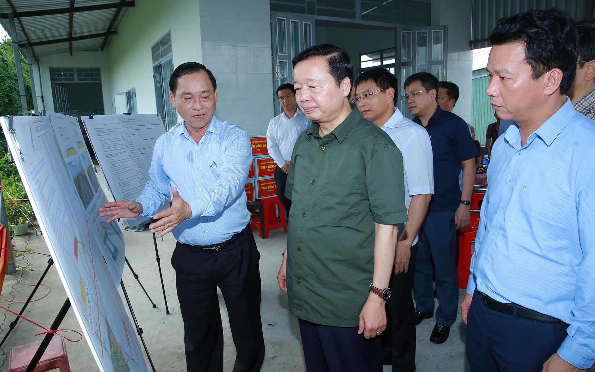 Phó Thủ tướng Trần Hồng Hà nghe báo cáo việc triển khai dự án cao tốc Cao Lãnh-An Hữu trên địa bàn xã An Hữu, huyện Cái Bè, tỉnh Tiền Giang- Ảnh: VGP/Minh Khôi Phó Thủ tướng Trần Hồng Hà nghe báo cáo việc triển khai dự án cao tốc Cao Lãnh-An Hữu trên địa bàn xã An Hữu, huyện Cái Bè, tỉnh Tiền Giang- Ảnh: VGP/Minh Khôi