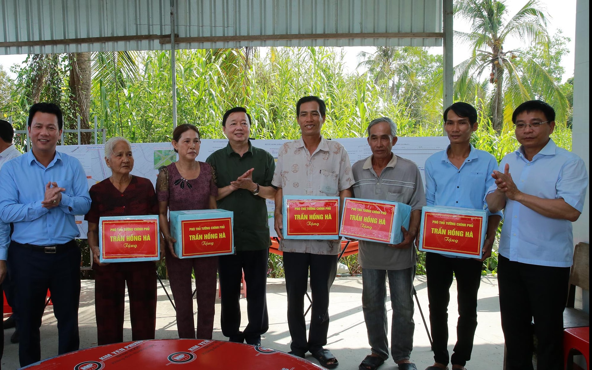 Phó Thủ tướng Trần Hồng Hà thăm, tặng quà một số hộ dân thuộc diện giải toả để phục vụ dự án - Ảnh: VGP/Minh Khôi Phó Thủ tướng Trần Hồng Hà thăm, tặng quà một số hộ dân thuộc diện giải toả để phục vụ dự án - Ảnh: VGP/Minh Khôi