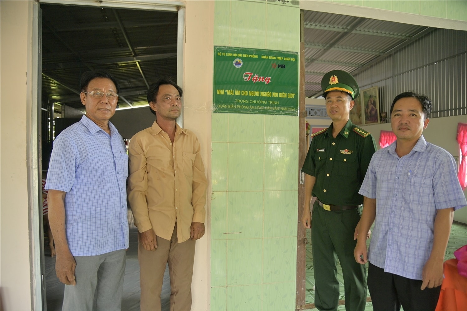 Đoàn công tác BĐBP tỉnh và đại diện lãnh đạo huyện Giang Thành, tỉnh Kiên Giang trao nhà cho hộ ông Trần Văn Tệ (áo vàng), Ấp Vĩnh Lợi, xã Vĩnh Điều, huyện Giang Thành