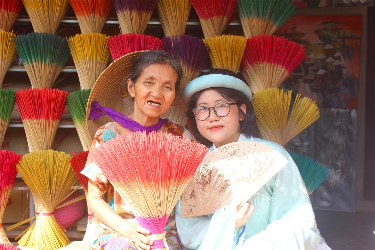 Nhiều bạn trẻ ghé quán mệ Tuyết trải nghiệm, mua hàng ủng hộ và chụp hình lưu niệm Nhiều bạn trẻ ghé quán mệ Tuyết trải nghiệm, mua hàng ủng hộ và chụp hình lưu niệm