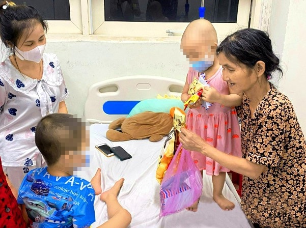 Hàng tháng mệ Tuyết đều dành thời gian vào tặng quà hỗ trợ cho cac em nhỏ mắc bệnh hiểm nghèo tại Khoa Ung bướu, Bệnh viện Trung ương Huế Hàng tháng mệ Tuyết đều dành thời gian vào tặng quà hỗ trợ cho cac em nhỏ mắc bệnh hiểm nghèo tại Khoa Ung bướu, Bệnh viện Trung ương Huế