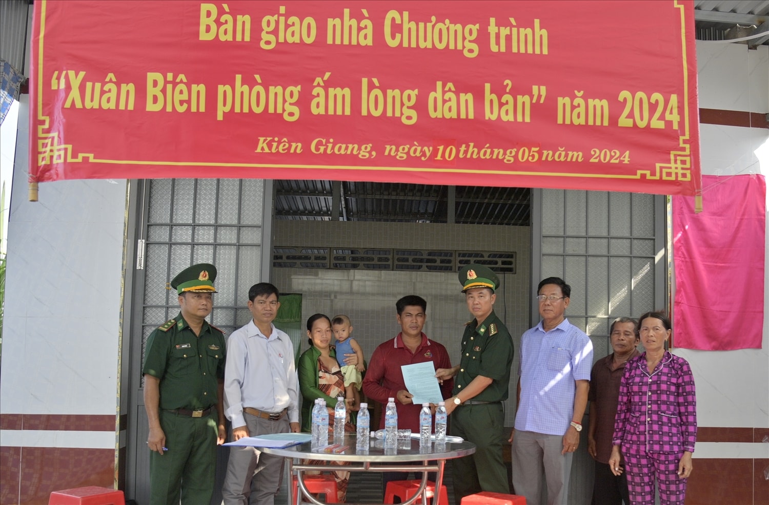Đại tá Doãn Đình Tránh, Phó Chính uỷ BĐBP tỉnh Kiên Giang  trao quyết định tặng nhà đến ông Trần Văn Thắng ngụ ấp Đồng Cơ, xã Vĩnh Phú, huyện Giang Thành ( ảnh Tiến Vinh)  