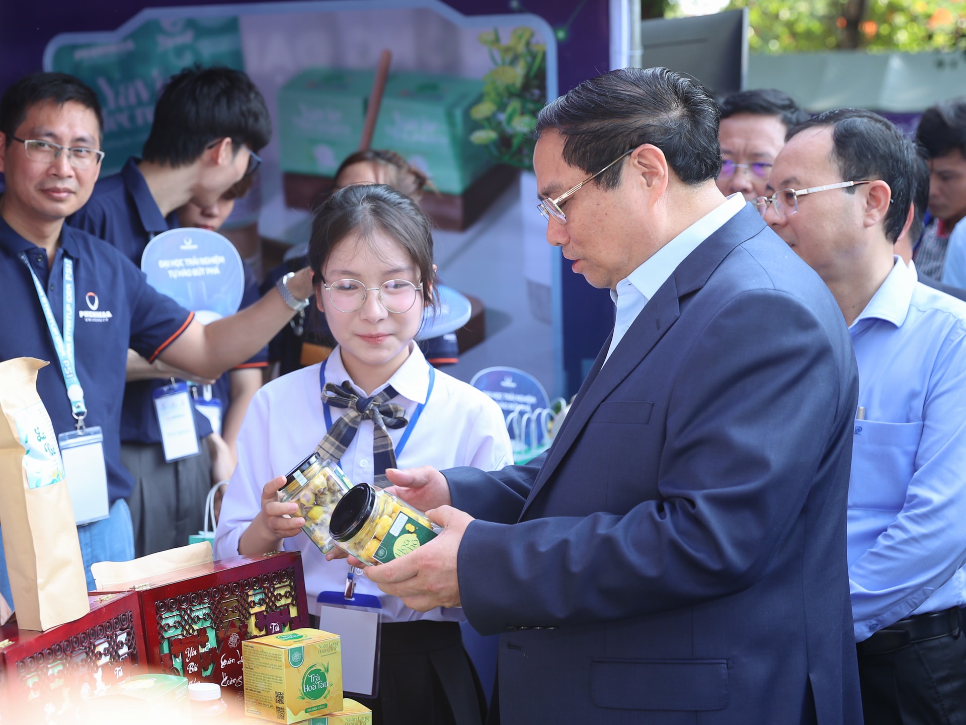 Thủ tướng tham quan không gian trưng bày các gian hàng khởi nghiệp và nghe chia sẻ các ý tưởng của học sinh, sinh viên - Ảnh: VGP/Nhật Bắc Thủ tướng tham quan không gian trưng bày các gian hàng khởi nghiệp và nghe chia sẻ các ý tưởng của học sinh, sinh viên - Ảnh: VGP/Nhật Bắc