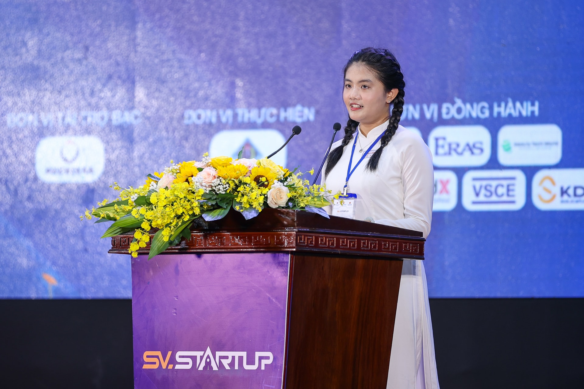 Em Nguyễn Thị Hoài Ni - Học sinh Trường THPT Trần Văn Giàu, Sở GD&ĐT TPHCM - thành viên của dự án “Bioplastic - Sản xuất nhựa sinh học từ khoai lang, bã mía, bã cà phê” chia sẻ về khát vọng khởi nghiệp - Ảnh: VGP/Nhật Bắc Em Nguyễn Thị Hoài Ni - Học sinh Trường THPT Trần Văn Giàu, Sở GD&ĐT TPHCM - thành viên của dự án “Bioplastic - Sản xuất nhựa sinh học từ khoai lang, bã mía, bã cà phê” chia sẻ về khát vọng khởi nghiệp - Ảnh: VGP/Nhật Bắc