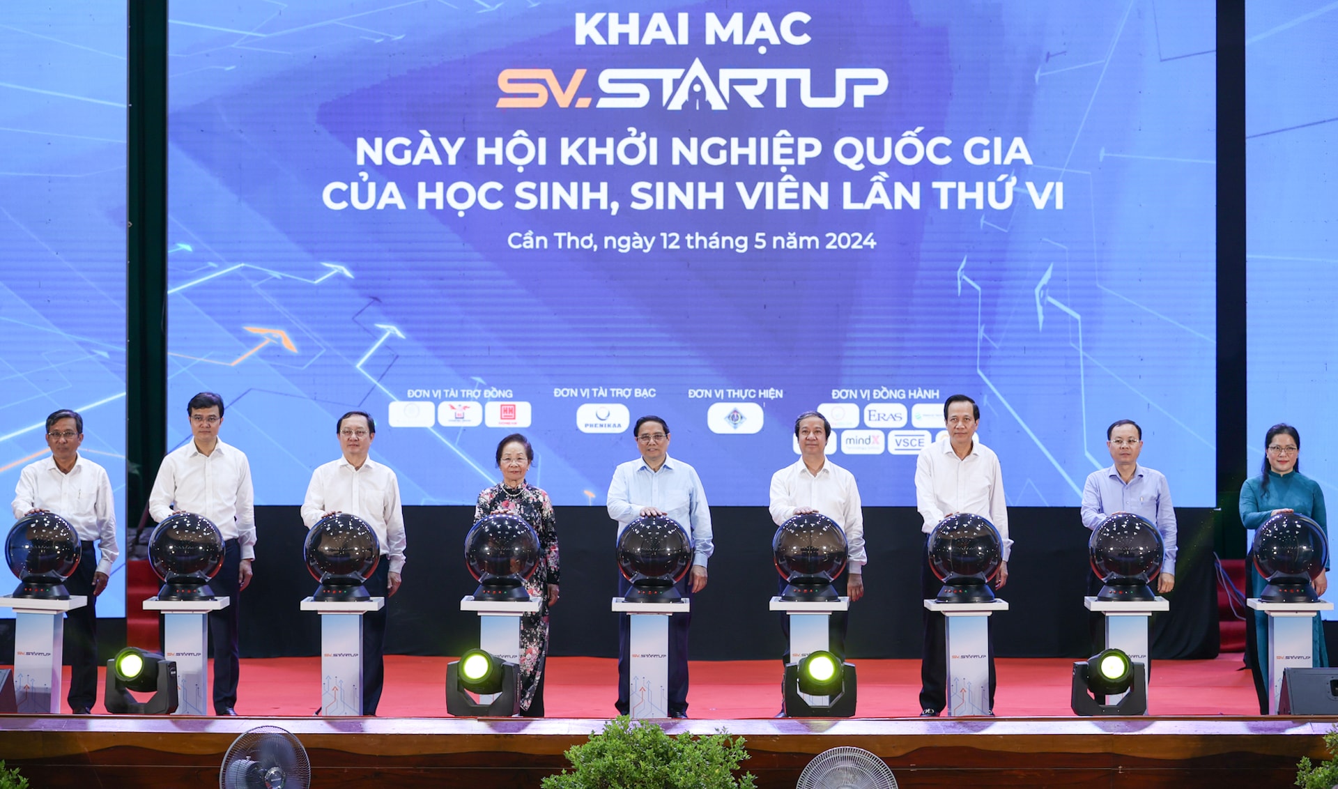 Thủ tướng và các đại biểu thực hiện nghi thức khai mạc Ngày hội Khởi nghiệp Quốc gia của học sinh, sinh viên lần thứ VI - Ảnh: VGP/Nhật Bắc Thủ tướng và các đại biểu thực hiện nghi thức khai mạc Ngày hội Khởi nghiệp Quốc gia của học sinh, sinh viên lần thứ VI - Ảnh: VGP/Nhật Bắc