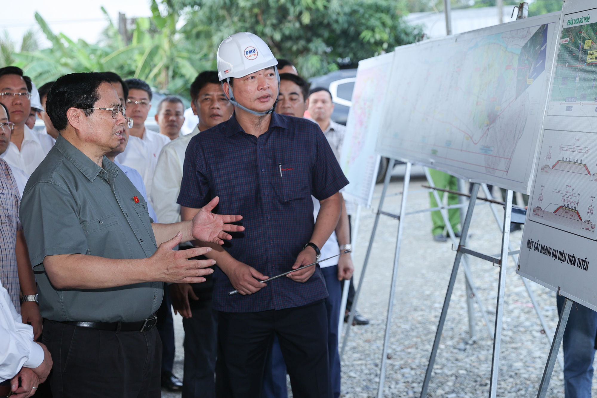 Thủ tướng Phạm Minh Chính khảo sát dự án tuyến đường cao tốc Châu Đốc-Cần Thơ-Sóc Trăng - Ảnh: VGP/Nhật Bắc