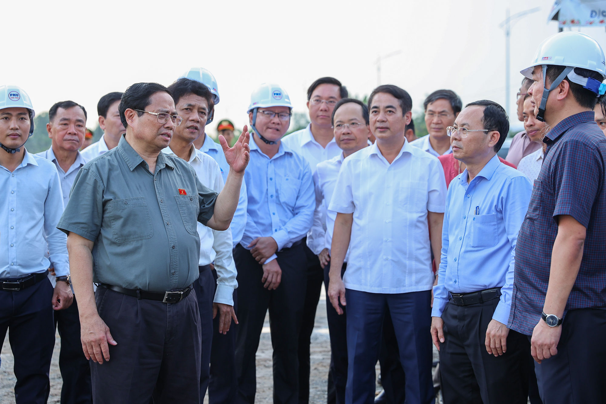 Thủ tướng trao đổi với các đơn vị liên quan khi khảo sát dự án tuyến đường cao tốc Châu Đốc-Cần Thơ-Sóc Trăng - Ảnh: VGP/Nhật Bắc