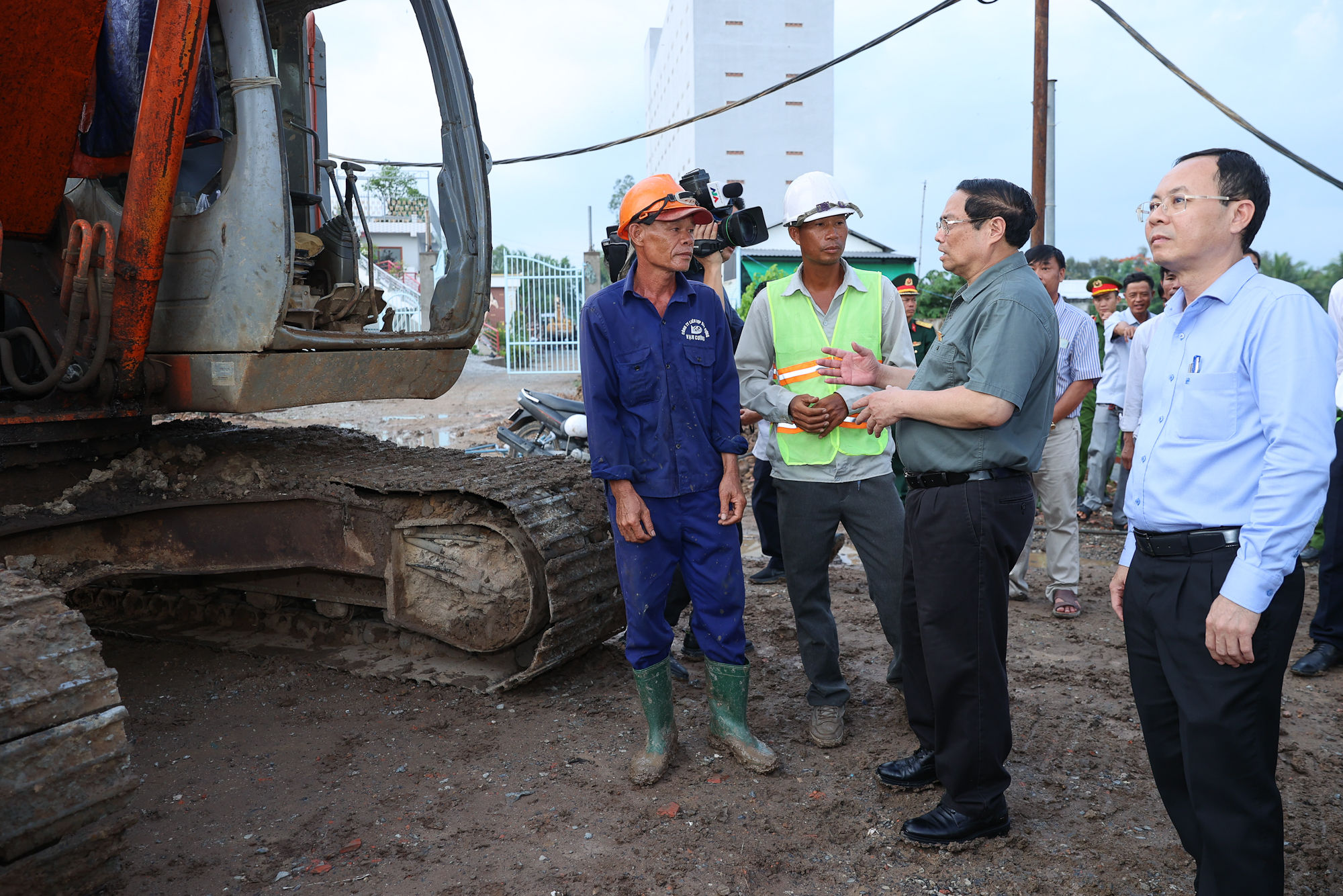 Thủ tướng động viên công nhân đang làm việc trên công trường Dự án - Ảnh: VGP/Nhật Bắc
