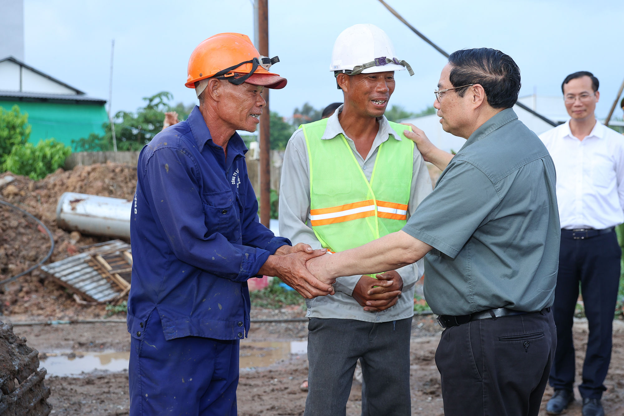 Thủ tướng động viên công nhân đang làm việc trên công trường Dự án - Ảnh: VGP/Nhật Bắc
