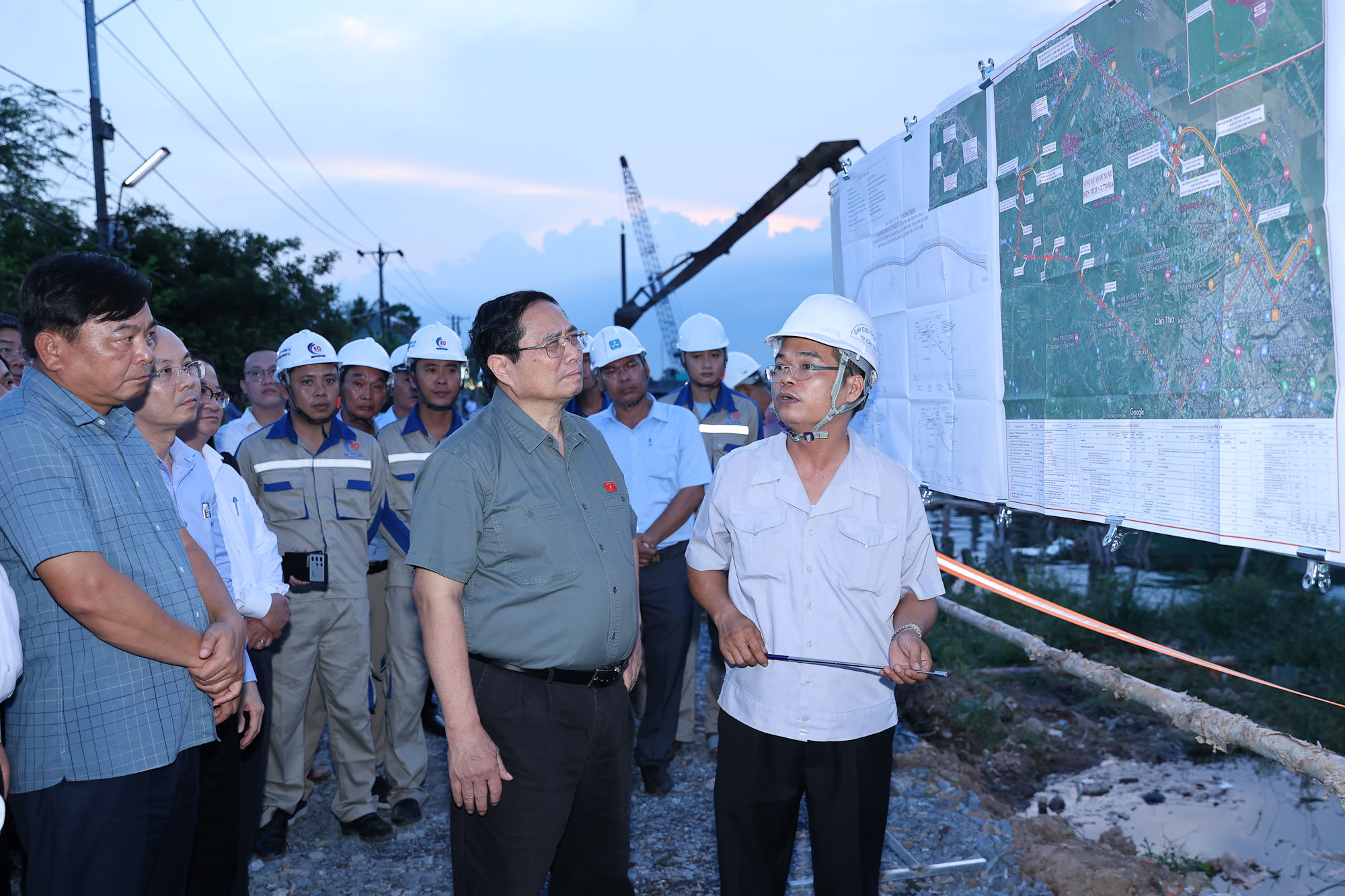 Thủ tướng khảo sát hiện trường dự án kè chống sạt lở khẩn cấp sông Trà Nóc (quận Bình Thủy, TP. Cần Thơ) - Ảnh: VGP/Nhật Bắc