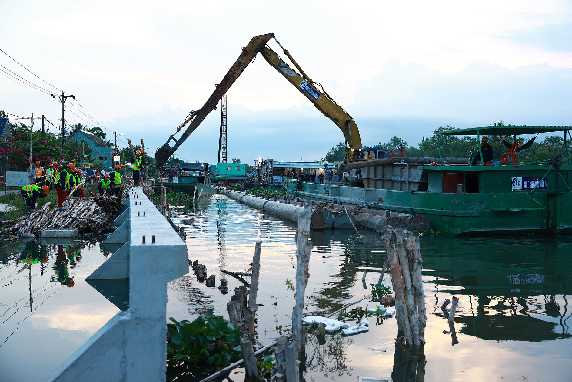 Thi công kè chống sạt lở khẩn cấp sông Trà Nóc (quận Bình Thủy, TP. Cần Thơ) - Ảnh: VGP/Nhật Bắc