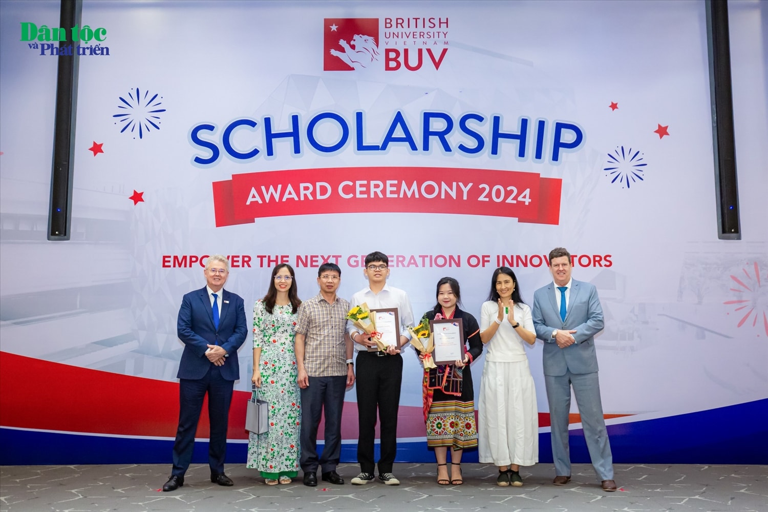 Thành quả sự cố gắng của Quỳnh Anh đã được thể hiện qua việc cô giành được học bổng trị giá 1 tỷ đồng.