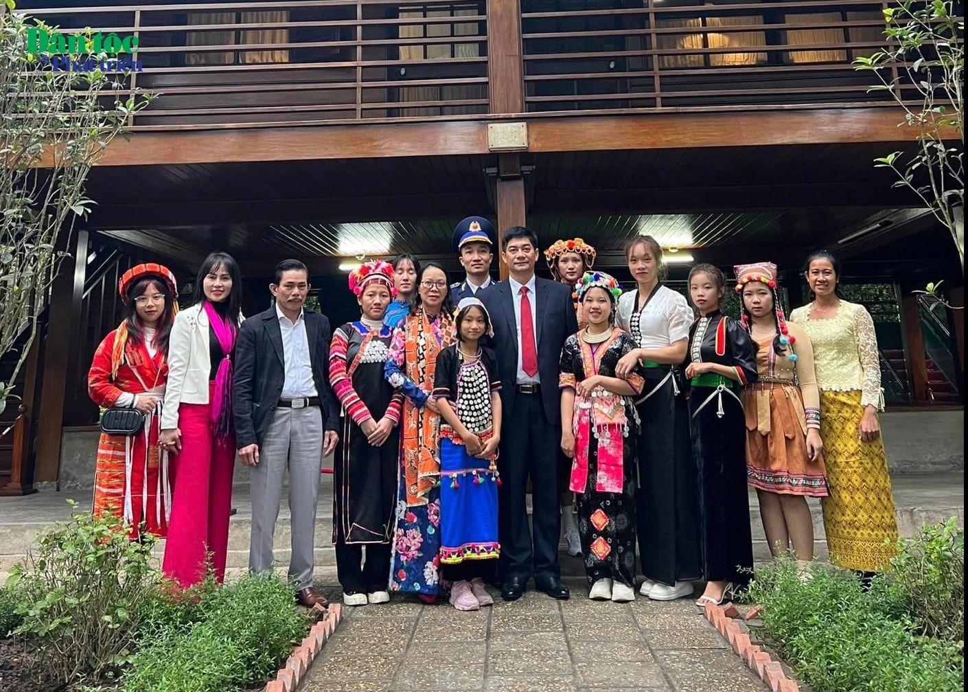 Thứ trưởng, Phó Chủ nhiệm UBDT Y Vinh Tơ, Lãnh đạo Báo Dân tộc Phát triển cùng Quỳnh Anh (thứ 2 từ phải vào) chụp ảnh lưu niệm tại nhà sàn Bác Hồ