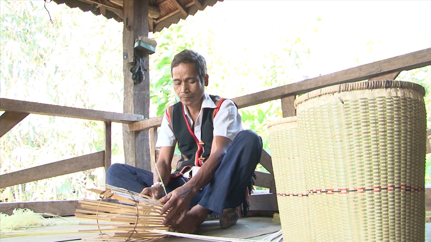 Nghề đan lát giúp nghệ nhân A Hùng có thêm nguồn thu nhập cho gia đình Nghề đan lát giúp nghệ nhân A Hùng có thêm nguồn thu nhập cho gia đình