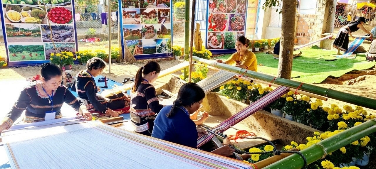 Chị Y Thoach (ngoài cùng bên trái) vẫn đang gìn giữ nghề dệt truyền thống của dân tộc Chị Y Thoach (ngoài cùng bên trái) vẫn đang gìn giữ nghề dệt truyền thống của dân tộc