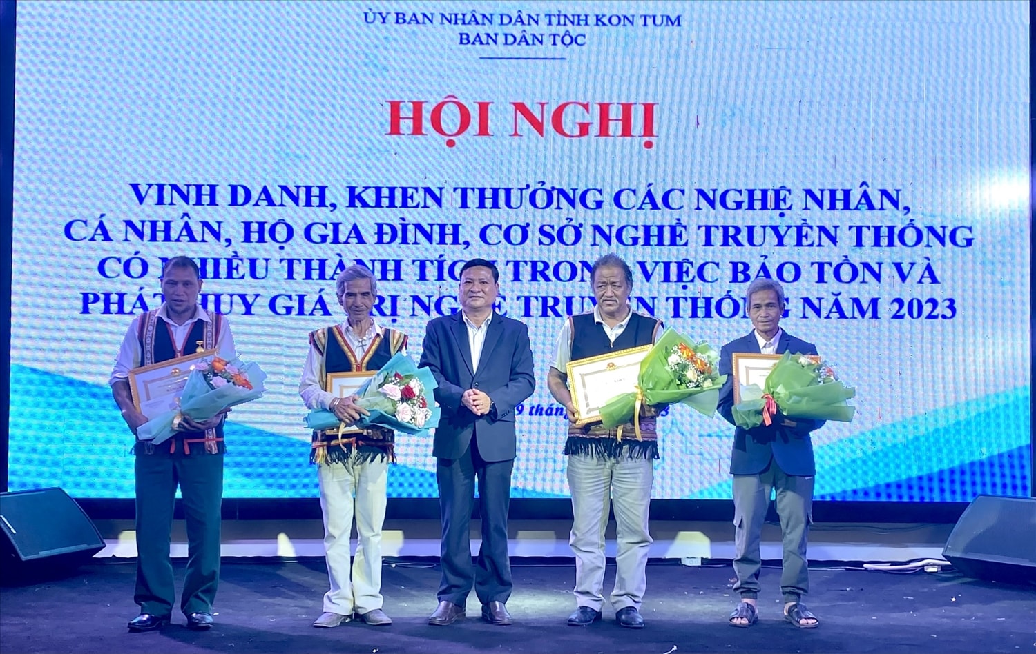 Ban Dân tộc tỉnh Kon Tum vinh danh, khen thưởng các nghệ nhân, cá nhân có nhiều thành tích trong bảo tồn và phát huy giá trị nghề truyền thống Ban Dân tộc tỉnh Kon Tum vinh danh, khen thưởng các nghệ nhân, cá nhân có nhiều thành tích trong bảo tồn và phát huy giá trị nghề truyền thống